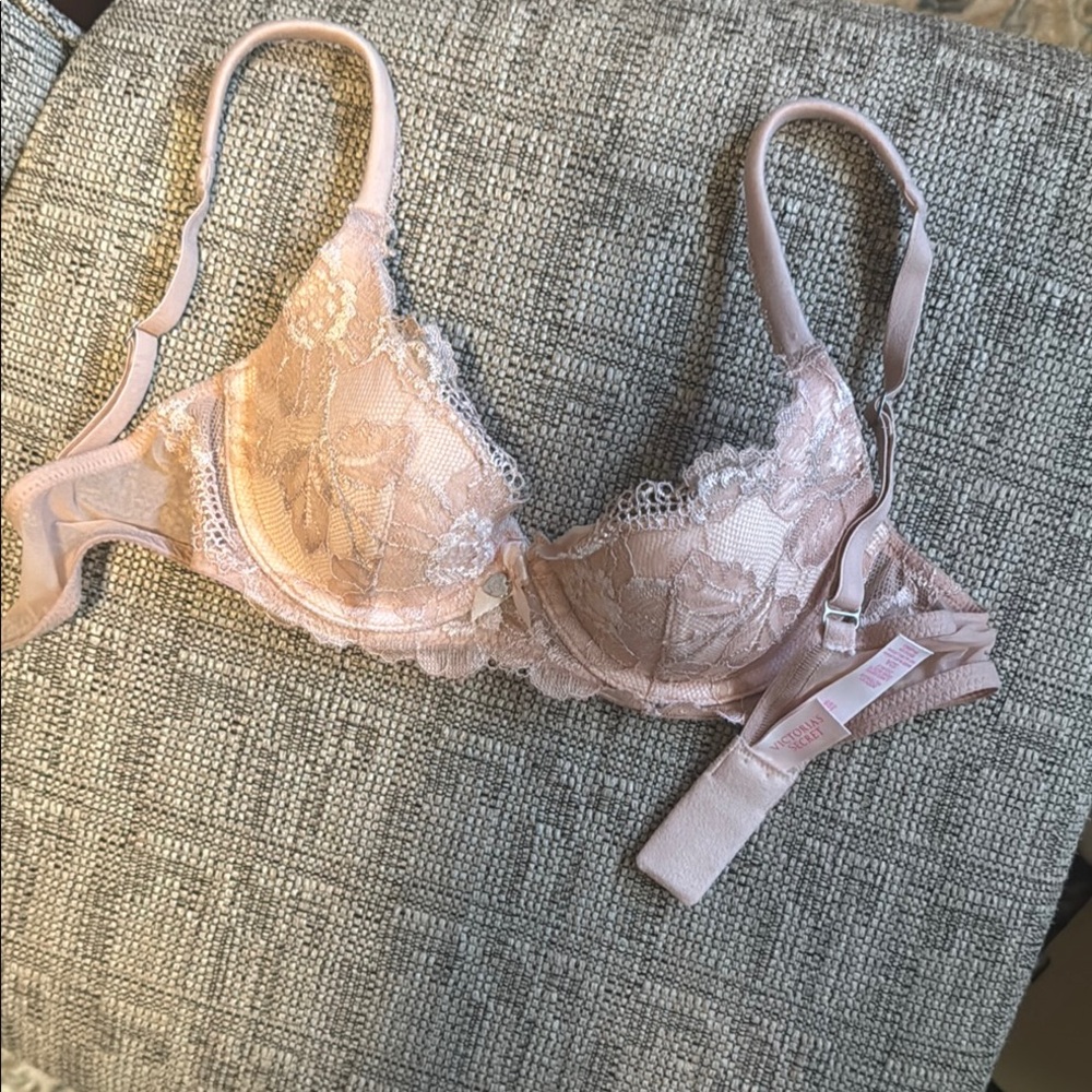 Lace Underwire Bra in Blush Pink VS